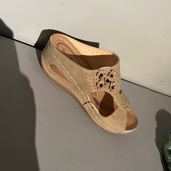 NWOT tan slip on sandals floral size 8 - Picture 5 of 6